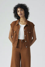 Load image into Gallery viewer, Sorrel Horse Shrunken 90s Vest
