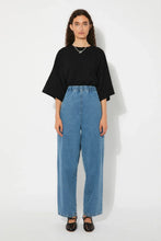 Load image into Gallery viewer, 252420-PA_Denim_Pants_FEIXA_SS25_1.webp
