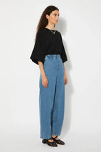 Load image into Gallery viewer, 252420-PA_Denim_Pants_FEIXA_SS25_2.webp
