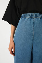Load image into Gallery viewer, 252420-PA_Denim_Pants_FEIXA_SS25_3.webp
