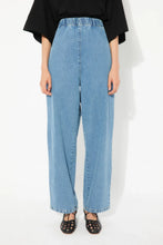 Load image into Gallery viewer, 252420-PA_Denim_Pants_FEIXA_SS25_4.webp
