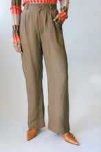 Load image into Gallery viewer, Tobacco Linen Chloe Pleat
