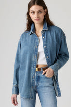 Load image into Gallery viewer, levis-womens-jordan-denim-shirt-007wz0007-1-GLO-CM-DA_b2dfa419-8cdd-4207-b654-19ef34a5a21a.jpg
