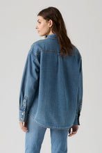 Load image into Gallery viewer, levis-womens-jordan-denim-shirt-007wz0007-2-GLO-CM-BV_899ef0ca-e0da-4fbd-8d89-fc228dc9d016.jpg
