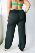 Load image into Gallery viewer, Jet Silky Cinch Pant
