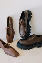 Load image into Gallery viewer, Chestnut Brown Sway Flat
