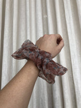Load image into Gallery viewer, Vintage Floral Srunchie
