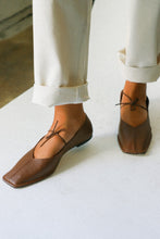 Load image into Gallery viewer, Chestnut Brown Sway Flat
