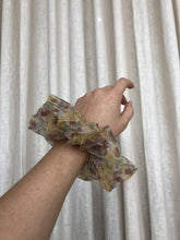 Load image into Gallery viewer, Vintage Floral Srunchie
