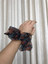 Load image into Gallery viewer, Vintage Floral Srunchie
